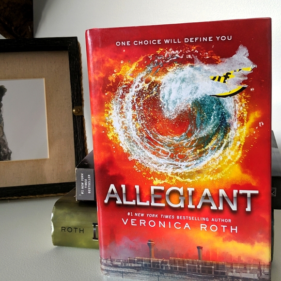 Divergent Book Series in good to very good used condition - Picture 4 of 4